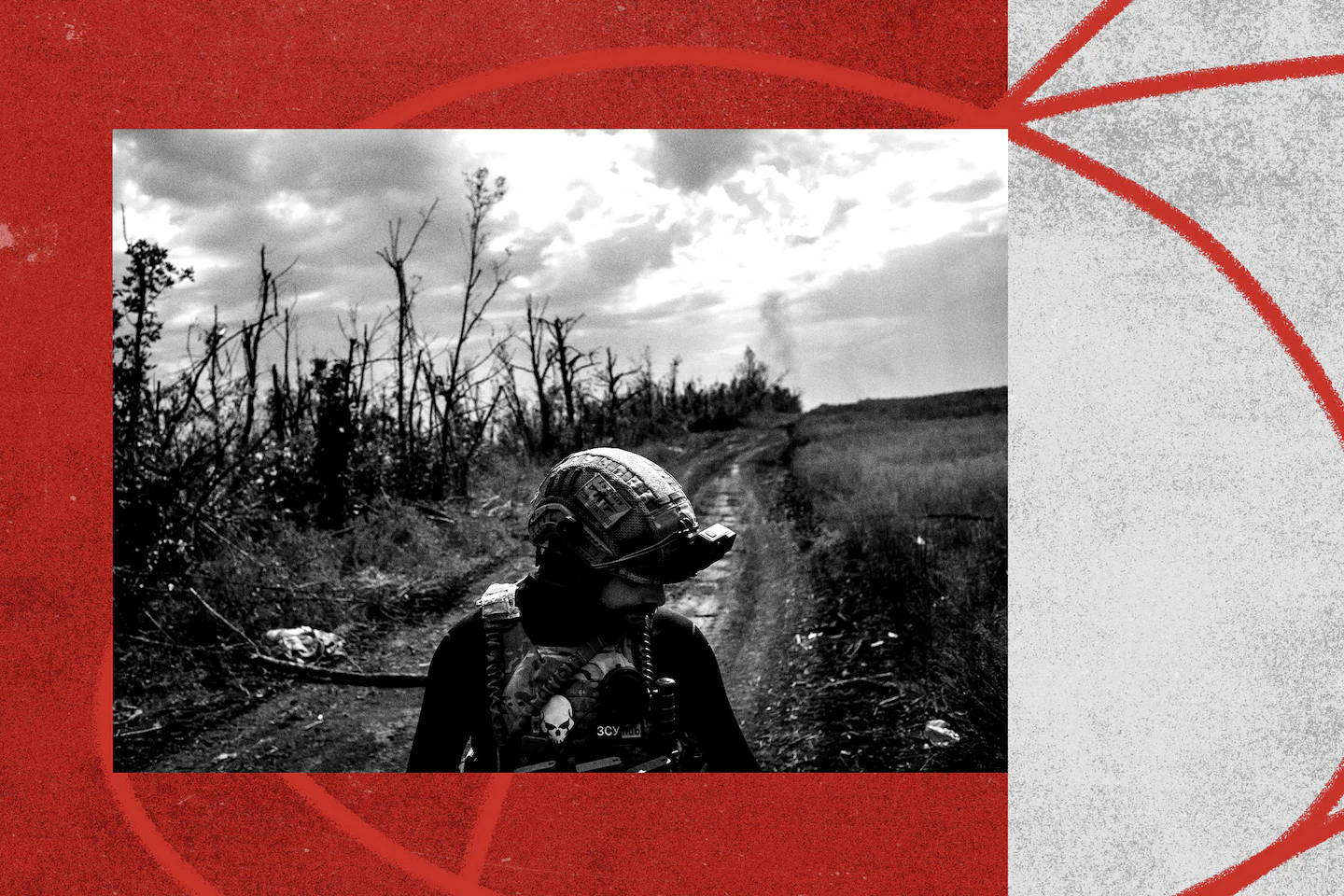 Старший сержант підрозділу безпілотників 47-го полку йде дорогою на південному фронті у вересні, щоб перевірити оточення підрозділу.